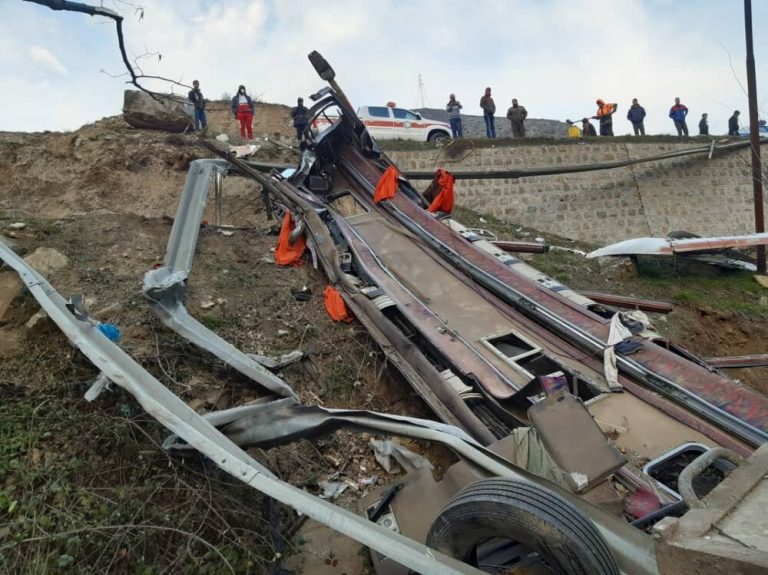 ۴ نفر از مصدومان اتوبوس واژگون شده در جاده قم بد حال هستند