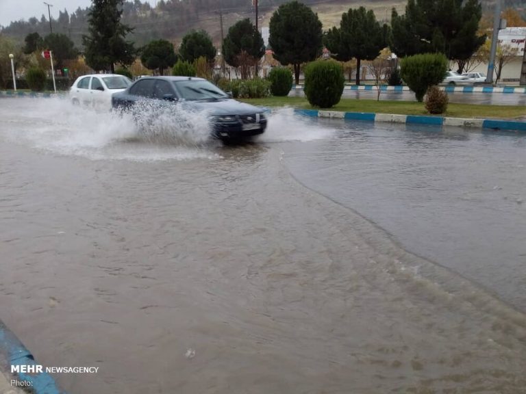بارش باران و آبگرفتگی معابر در ارومیه/ هوا ۸ درجه سردتر می شود