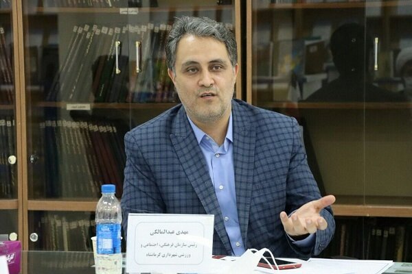 نصب کاشی هایی منقش به نام شهدا درب منزل خانواده شهدا در کرمانشاه