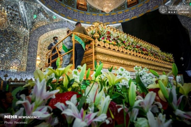 گُلآرایی مرقد مطهر امام علی(ع) در آستانه ولادت حضرت زهرا(س)