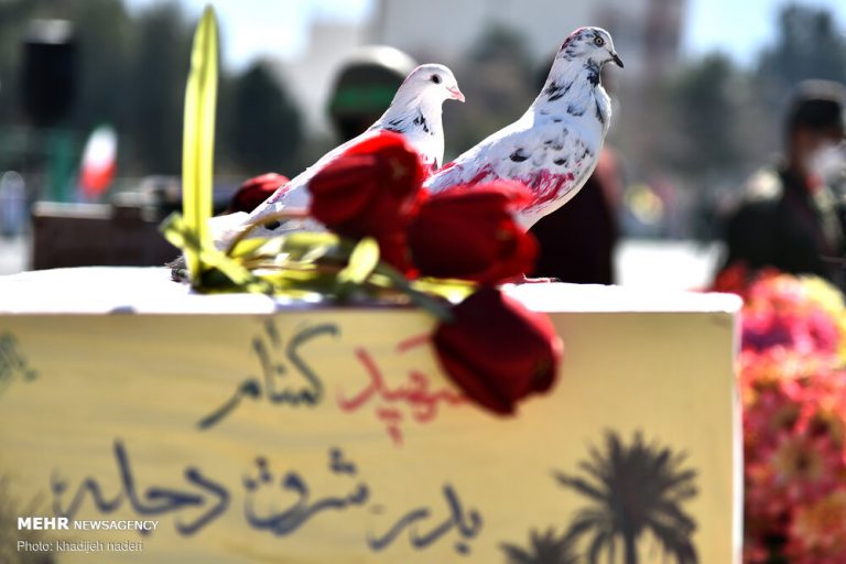 تشییع خودرویی پیکر مطهر دو شهید گمنام در کاشان