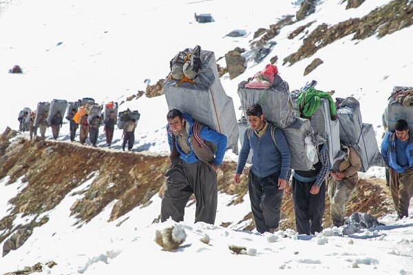 دلالان سود اصلی کولبری را به جیب میزنند
