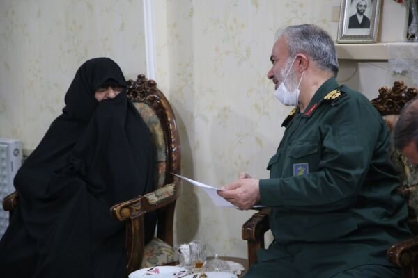 دیدار سردار فدوی با مادر شهیدان «جنیدی» در پیشوا