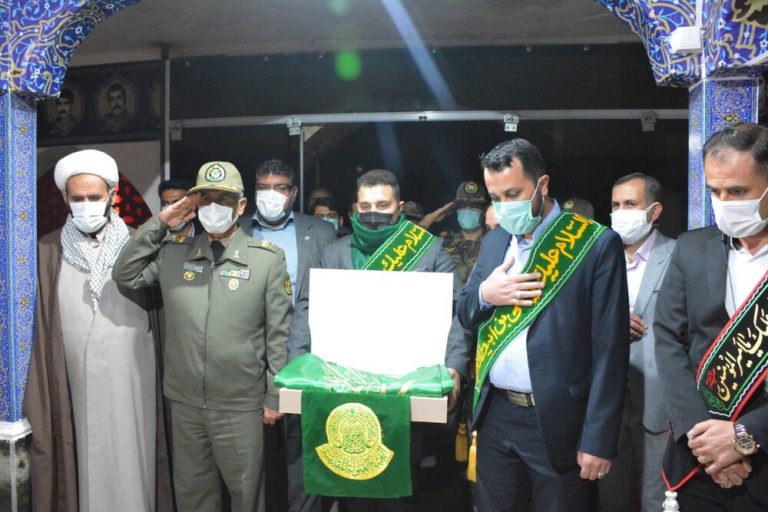 نصب پرچم متبرک حرم امام علی(ع)در مرکز آموزش علوم نزاجای فارس