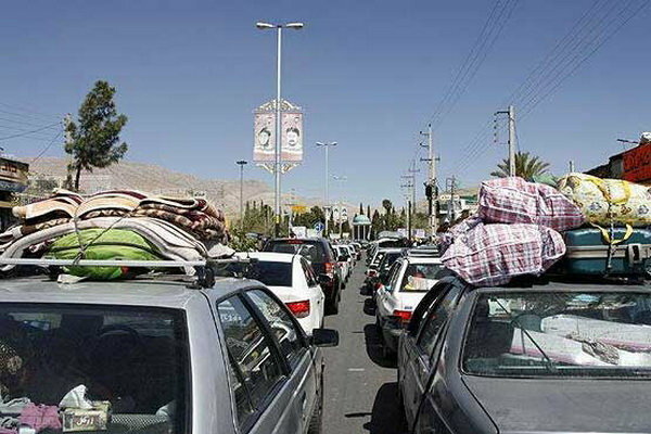 چادر زدن مسافران نوروزی در بولوار ساحلی بندرعباس