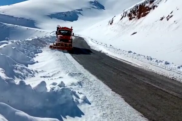 محورهای کندوان وهراز برفی است