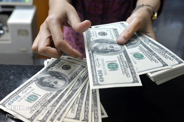 کشف ارز قاچاق در اتوبوسی در اصفهان / یک نفر دستگیر شد