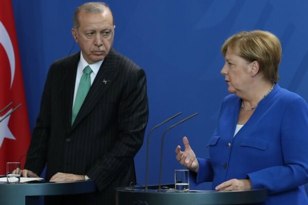 اردوغان و مرکل درباره موضوعات منطقهای گفتگو کردند