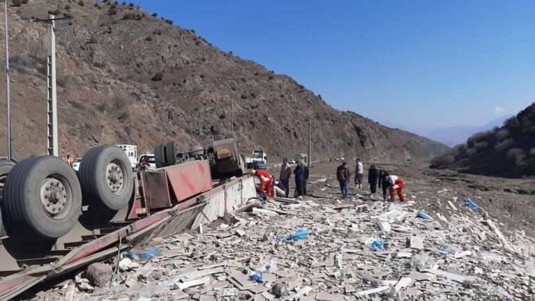 واژگونی تریلی در خوش ییلاق جان راننده را گرفت