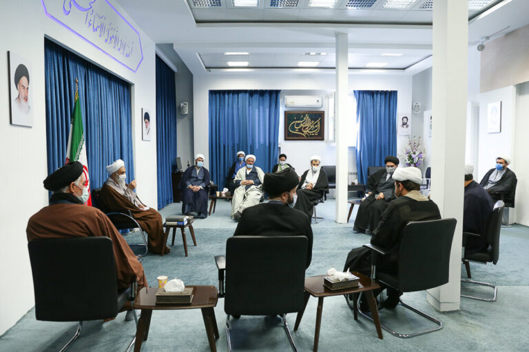 زمینه حضور و فعالیت طلبههای جوان در مساجد را ایجاد کنیم