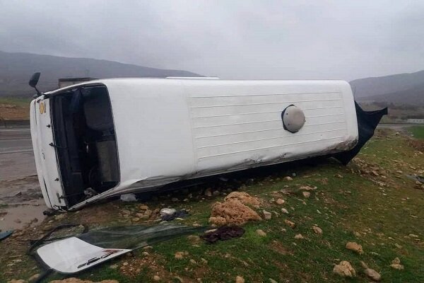 سرعت غیرمجاز سبب واژگونی مینیبوس در کرمانشاه شد