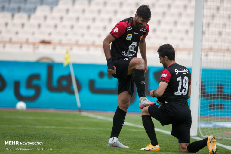 دیدار تیم های فوتبال پرسپولیس و نفت مسجد سلیمان