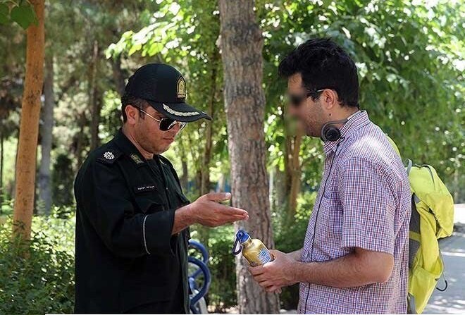 برخورد قانونی با روزه خواری در انظار عمومی انجام میشود