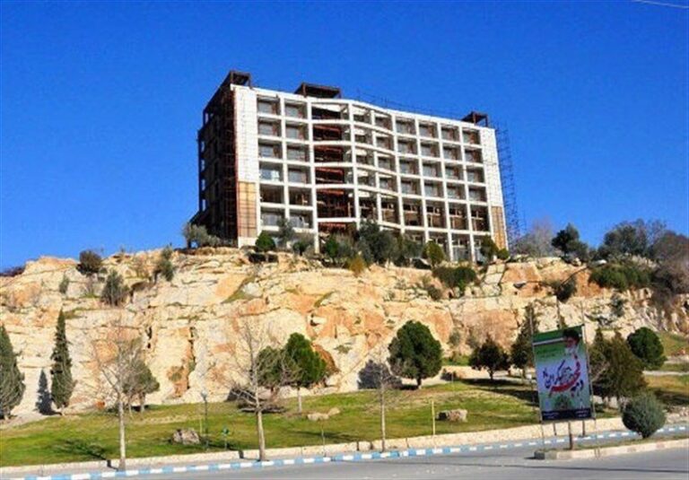 خواب ۲۴ ساله یک هتل صخرهای!