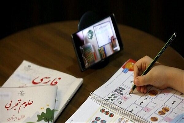اهدای ۸۰ دستگاه تبلت و گوشی به دانش آموزان نیازمند کلاچایی