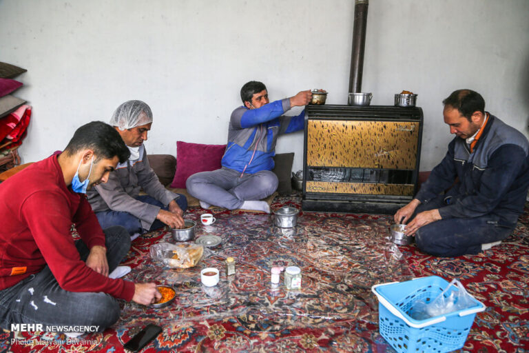 رئیس سازمان زندانها در کنار سفره مددجویان شاهرودی افطار کرد