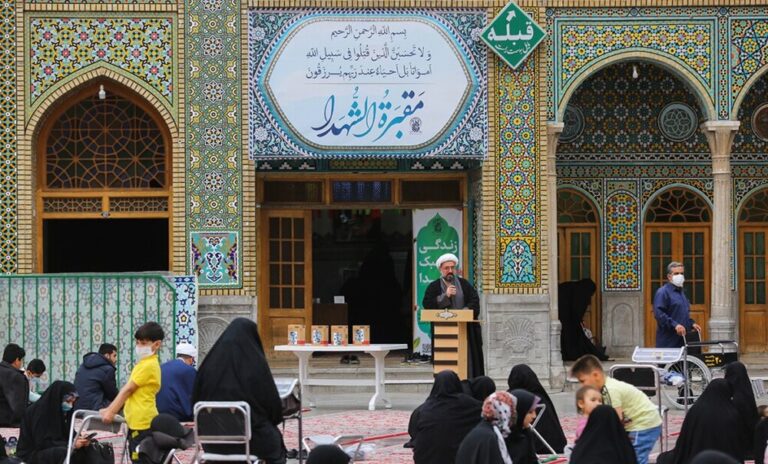 ترویج «زندگی به سبک شهدا» در حرم حضرت معصومه(س)