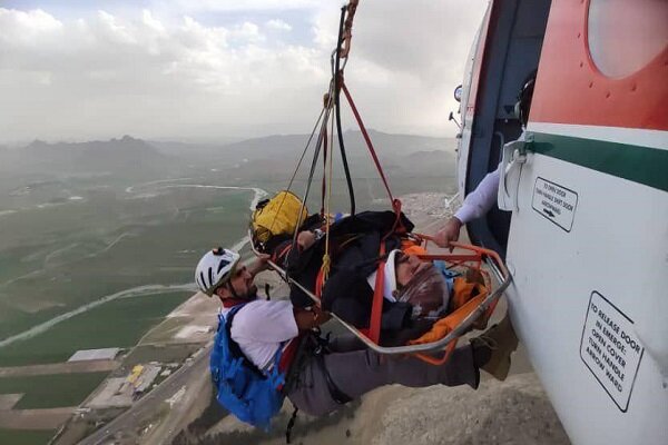 پرواز۳ساعته بالگرد هلالاحمر بر فراز بیستون و نجات یک جوان۲۶ساله