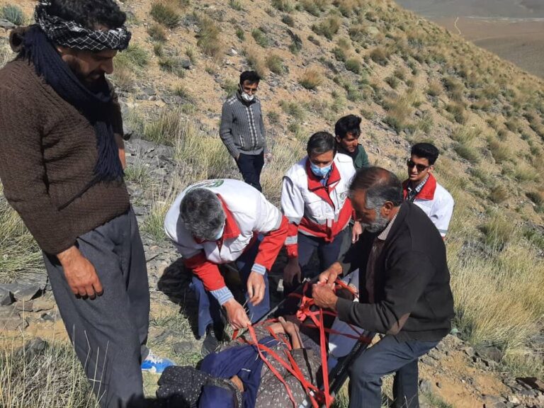 زن ۷۵ ساله مفقوده شده در کوههای روستای حسن رباط پیدا شد