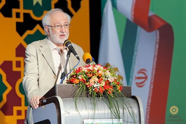 مطالعه و بهرهگیری از ذخایر مفاخر زبان فارسی وظیفه انقلابیست