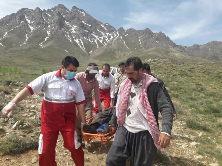 نجات چوپان حادثه دیده توسط نجاتگران هلال احمر در کوه پریشان قروه