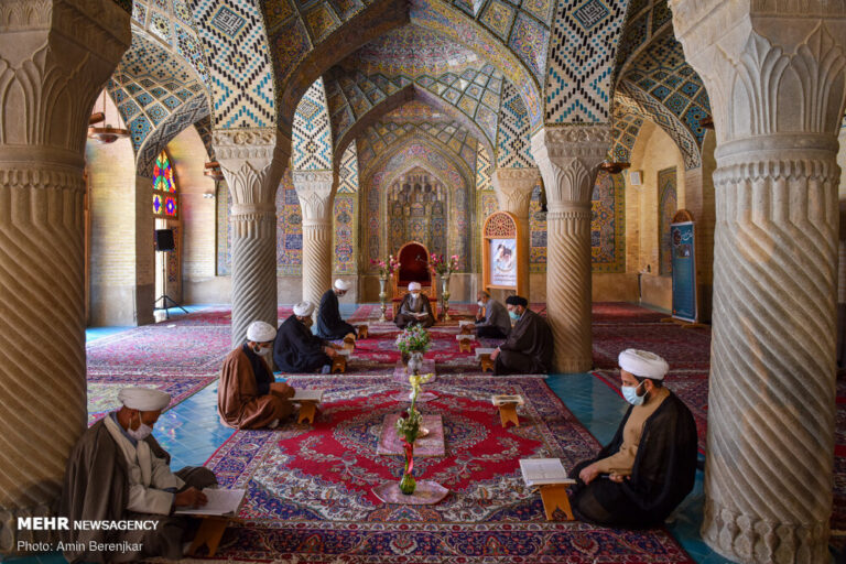 محفل انس با قرآن در مسجدی از نور و رنگ