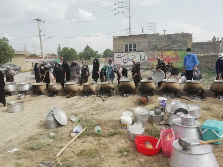 ۱۲ دیگ نذری در غلامان طبخ و توزیع شد