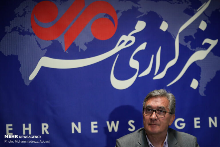 مذاکرهای با فدراسیون فوتبال ایران نداشتم/ تا ۲۰۲۲ در عمان هستم
