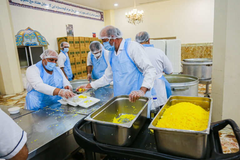 تدارک افطاری در مهمانسرای حرم حضرت معصومه(س)