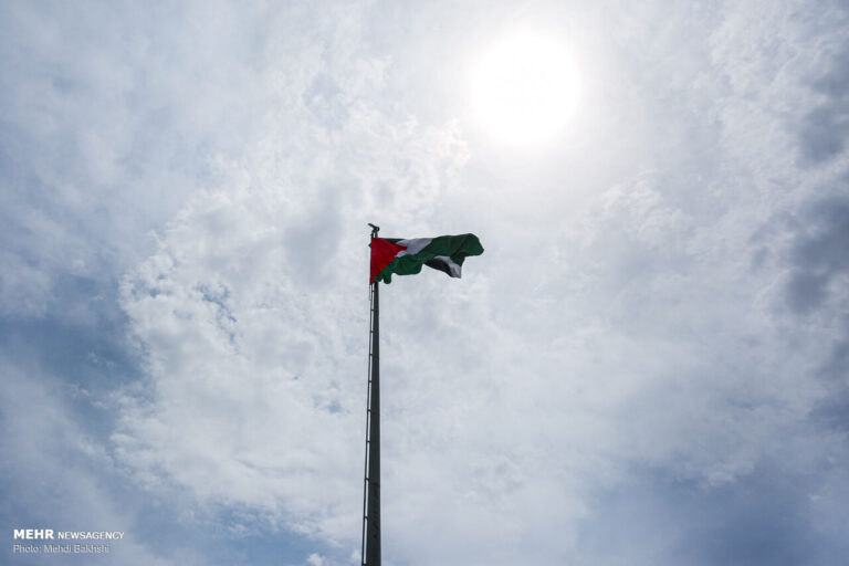 اهتزاز پرچم فلسطین در میدان روح الله قم