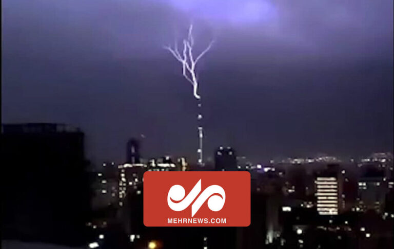 لحظه شگفت انگیز برخورد صاعقه با برج میلاد