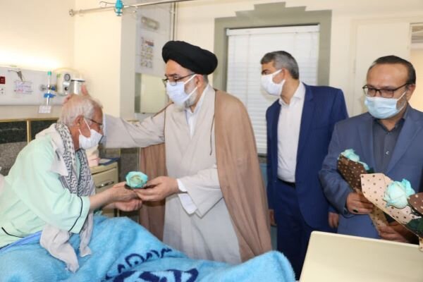 مراسم اهدای گل به بیماران بیمارستان شهدای ۱۵ خرداد برگزار شد