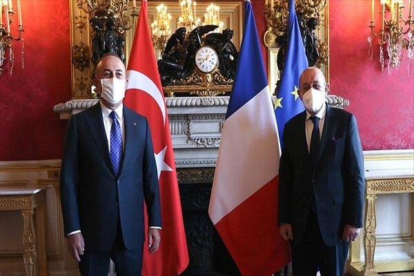 وزرای خارجه ترکیه و فرانسه درباره سوریه و لیبی گفتگو کردند